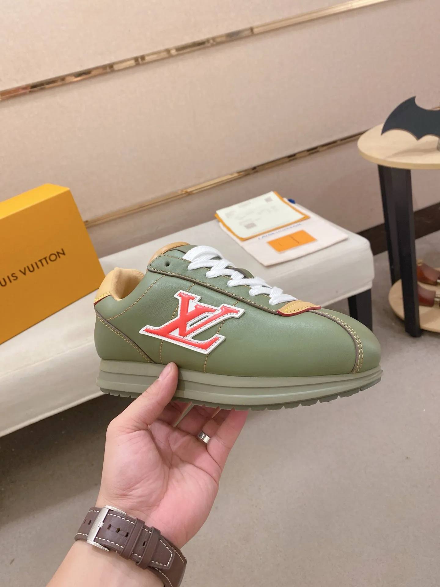 Men's shoes💰: Couple style 700💰LOUIS VUITTON Footint Soccer sneakers‼ ️ The top version, the same sneakers for LV couples. You will look fashionable when you wear them. This Footint Soccer sneaker was unveiled in the 2025 spring and summer series fashion show. The tongue is embellished with the Lvers United badge inspired by the football team. The rubber sole of the foot is decorated with multiple Louis Vuitton logos. The original latest packaging. Fabric: original imported cowhide. Lining: original imported breathable mesh. Foot pad: original injection molding pad. Outsole: original molded T combination outsole. Size: 35-45.
